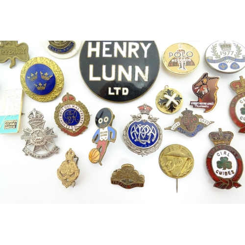 1229 - A quantity of assorted 20thC badges / pins / brooches to include Girl Guides, Boy Scouts, ESSO adver... 