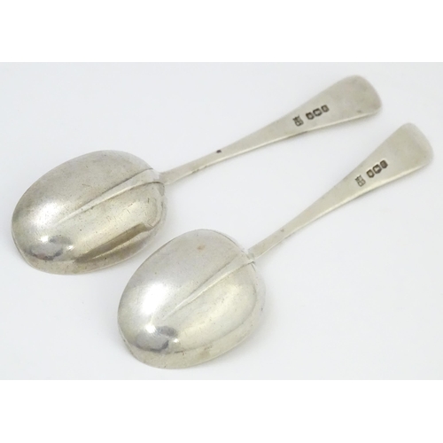 639 - A quantity of assorted silver teaspoons comprising five silver teaspoons with rats tail detail to bo... 