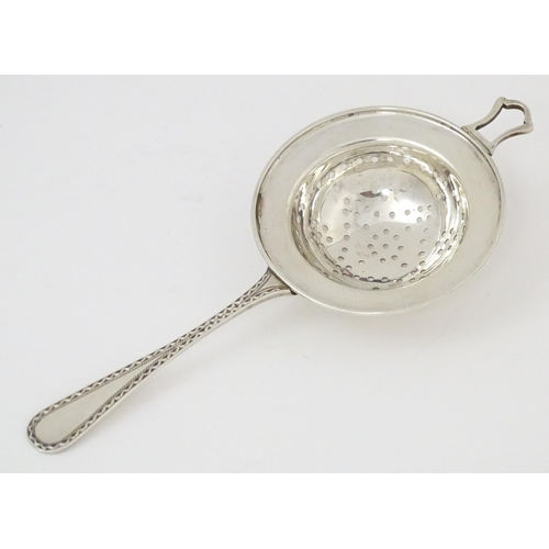 641 - A silver strainer hallmarked London 1915, maker Wakely & Wheeler. Approx. 6