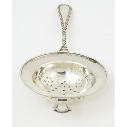 641 - A silver strainer hallmarked London 1915, maker Wakely & Wheeler. Approx. 6