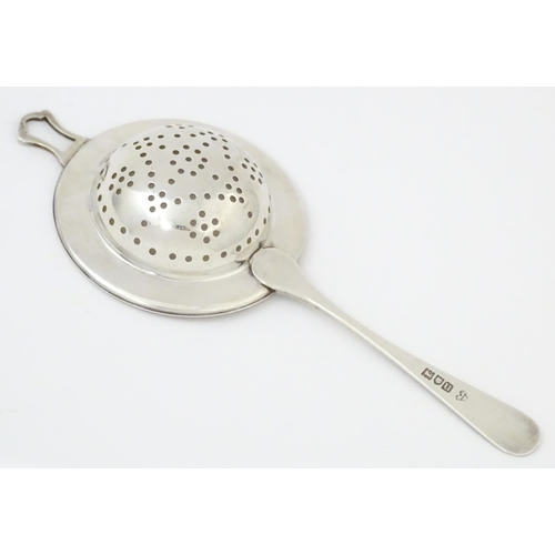 641 - A silver strainer hallmarked London 1915, maker Wakely & Wheeler. Approx. 6