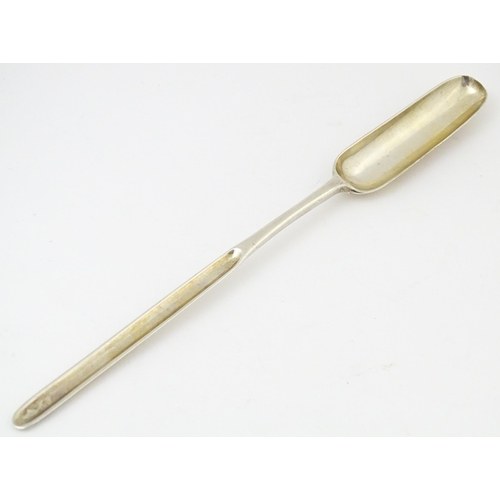 643 - A Victorian silver marrow scoop hallmarked 1885. Approx. 9 1/4