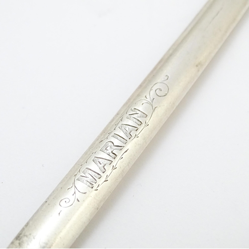 643 - A Victorian silver marrow scoop hallmarked 1885. Approx. 9 1/4