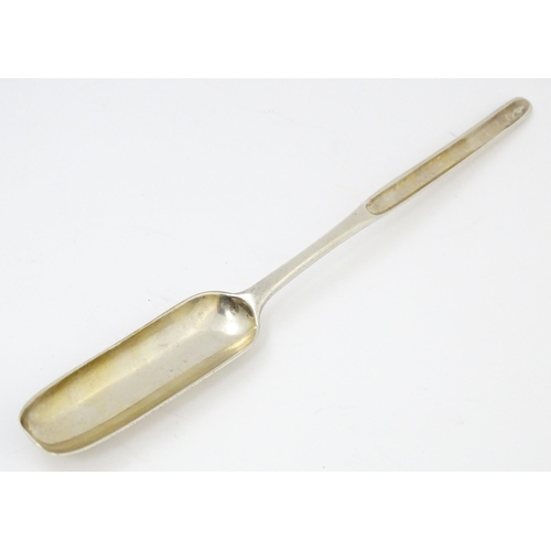 643 - A Victorian silver marrow scoop hallmarked 1885. Approx. 9 1/4