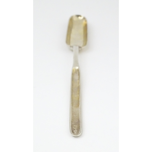 643 - A Victorian silver marrow scoop hallmarked 1885. Approx. 9 1/4