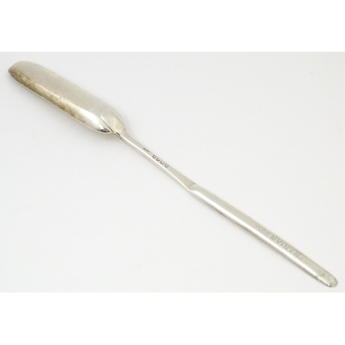 643 - A Victorian silver marrow scoop hallmarked 1885. Approx. 9 1/4