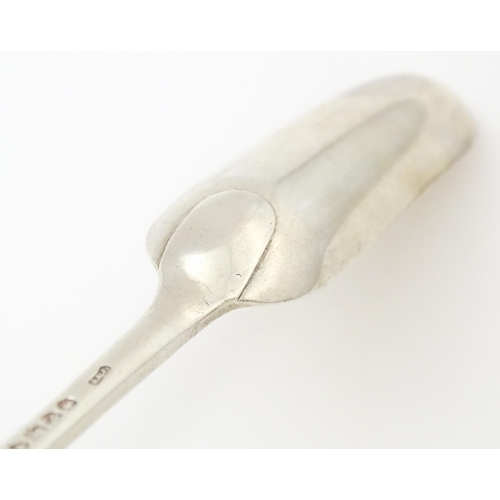 643 - A Victorian silver marrow scoop hallmarked 1885. Approx. 9 1/4