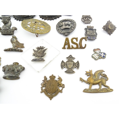 1278 - A quantity of assorted military insignia and heraldic / livery badges etc, to include a WWI Army Ser... 