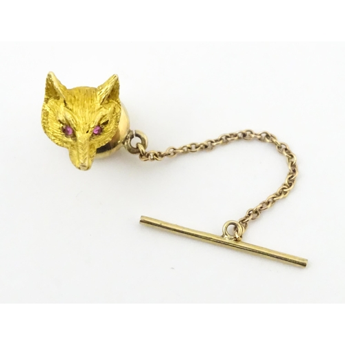 982 - A 9ct gold pin / stud with fox head detail