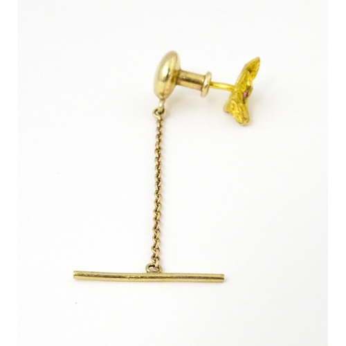 982 - A 9ct gold pin / stud with fox head detail