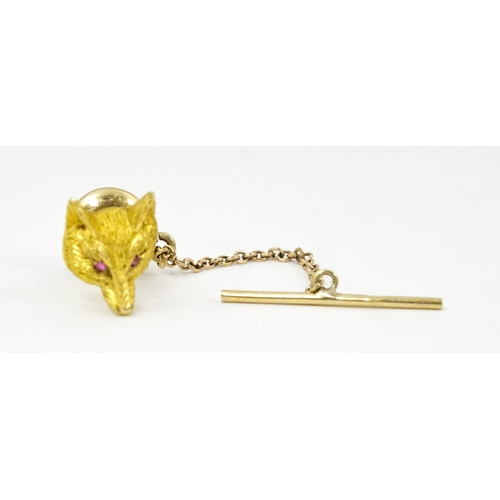 982 - A 9ct gold pin / stud with fox head detail