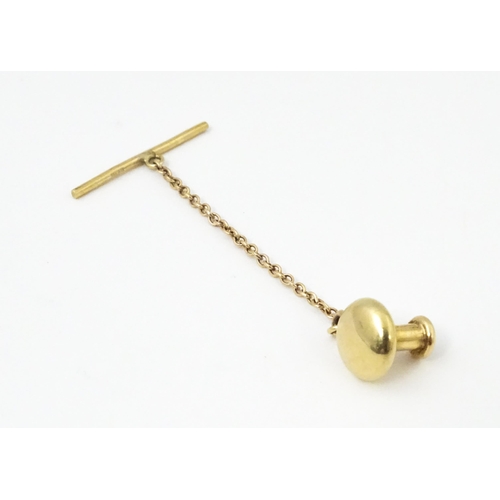 982 - A 9ct gold pin / stud with fox head detail