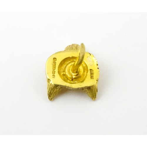 982 - A 9ct gold pin / stud with fox head detail