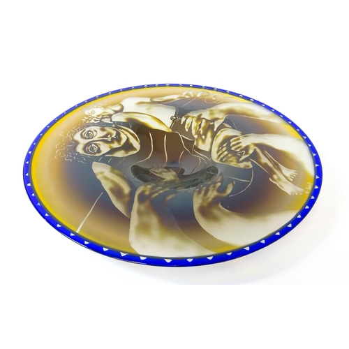 265 - Steven Newell  (b. 1948) :  A large American art glass dish / figural charger. The wrong hold,  with... 