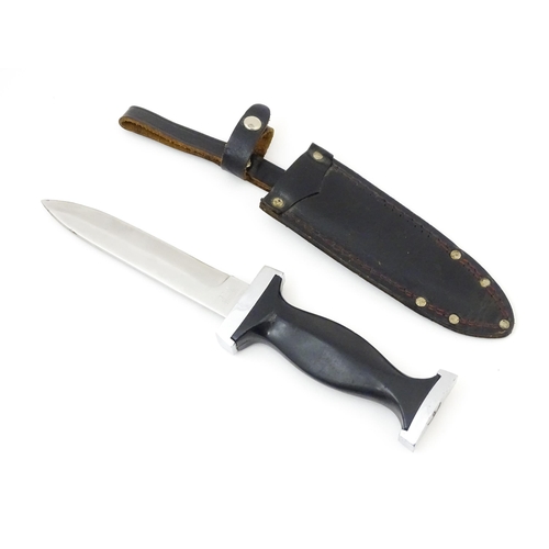 1492 - Militaria : a post-WWII German dagger/hunting knife and sheath by Ern, Solingen. The Bakelite grip w... 