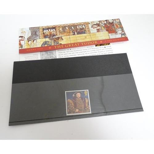 1550 - WITHDRAWN FROM AUCTION - Apologies for any inconvenience. Three albums containing a quantity of 20th... 