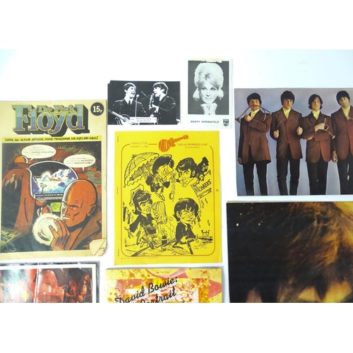 1559 - A quantity of 1960s-1970s assorted pop music ephemera to include The Pink Floyd official music progr... 