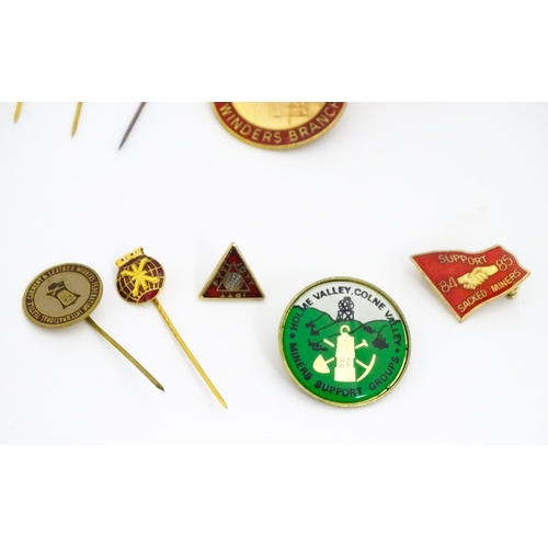 2098 - Trade Union Interest: a quantity of assorted badges, pins, etc. to include Norsk Transportarbeiderfo... 