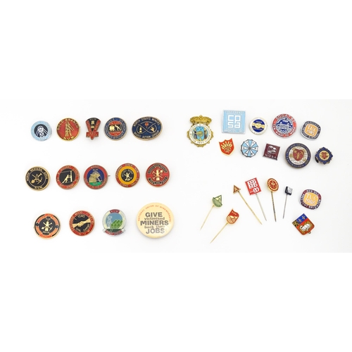 2101 - Trade Union Interest: a quantity of assorted badges, pins, etc. to include NUM COSA, North Staffs Mi... 