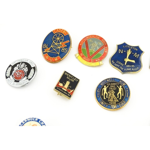 2103 - Trade Union Interest: a quantity of assorted badges, pins, etc. to include Solidarity (Poland), CNV,... 