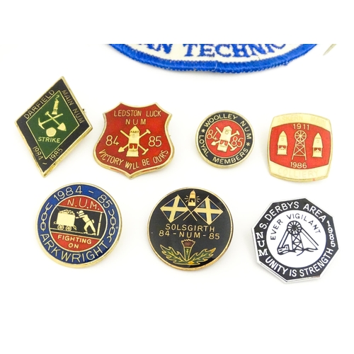 2105 - Trade Union Interest: a quantity of assorted badges, pins, etc. to include a Transport & General Wor... 