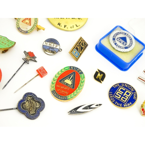 2105 - Trade Union Interest: a quantity of assorted badges, pins, etc. to include a Transport & General Wor... 