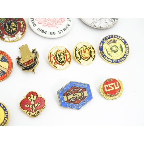 2106 - Trade Union Interest: a quantity of assorted badges, pins, etc. to include a badge commemorating the... 