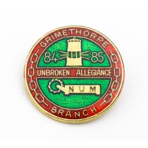 2107 - Trade Union Interest: a quantity of assorted badges, pins, etc. to include Prince of Wales NUM Loyal... 