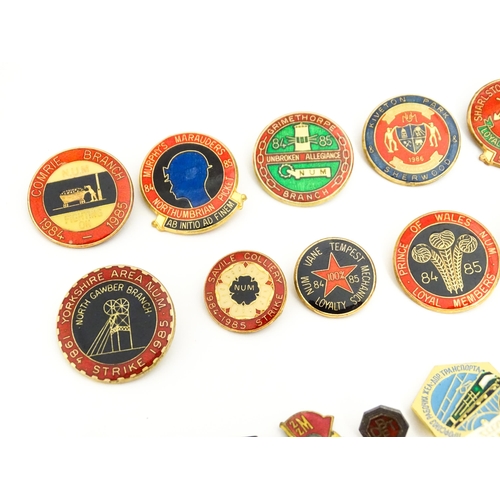 2107 - Trade Union Interest: a quantity of assorted badges, pins, etc. to include Prince of Wales NUM Loyal... 