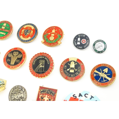 2107 - Trade Union Interest: a quantity of assorted badges, pins, etc. to include Prince of Wales NUM Loyal... 