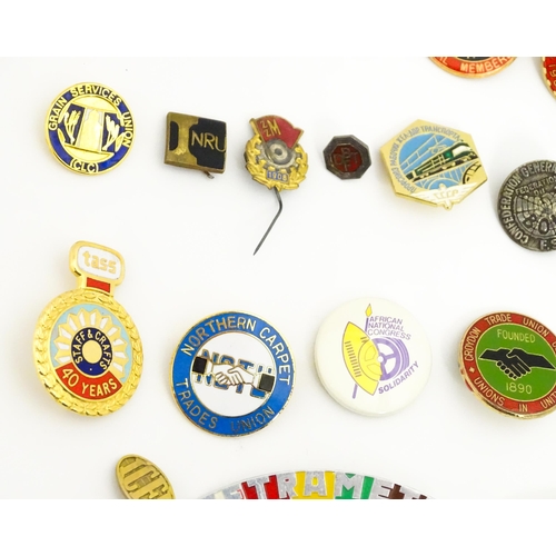 2107 - Trade Union Interest: a quantity of assorted badges, pins, etc. to include Prince of Wales NUM Loyal... 