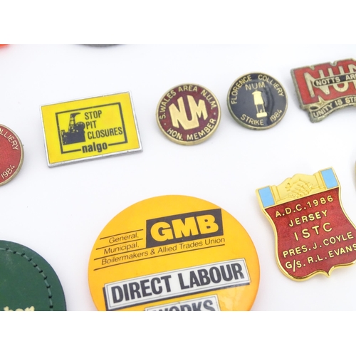 2108 - Trade Union Interest: a quantity of assorted badges, pins, etc. to include NUM Notts Area, Hem-Heath... 