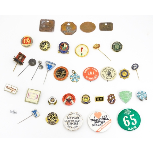 2109 - Trade Union Interest: a quantity of assorted badges, pins, etc. to include NUM Durham 1984/5,  NUM H... 