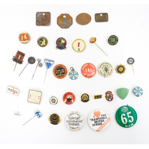 2109 - Trade Union Interest: a quantity of assorted badges, pins, etc. to include NUM Durham 1984/5,  NUM H... 