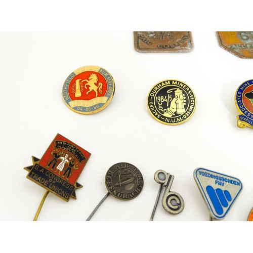 2109 - Trade Union Interest: a quantity of assorted badges, pins, etc. to include NUM Durham 1984/5,  NUM H... 