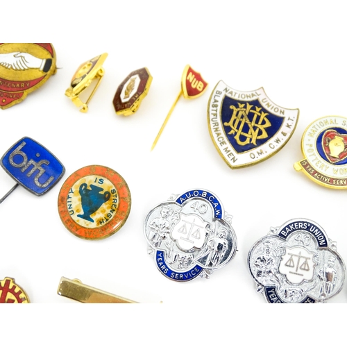 2112 - Trade Union Interest: a quantity of assorted badges, pins, etc. to include a 9ct gold and enamel Uni... 