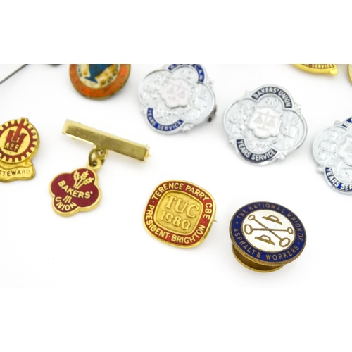 2112 - Trade Union Interest: a quantity of assorted badges, pins, etc. to include a 9ct gold and enamel Uni... 