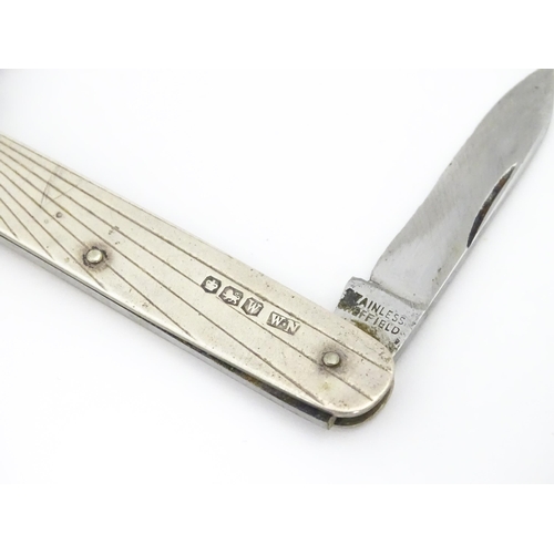 644 - An Art Deco silver folding fruit knife with twin blades hallmarked Sheffield 1939, maker William Nee... 