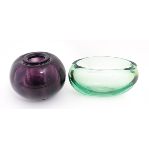 257 - A purple glass bowl in the manner of a tomato vase by W.J Rozendaal. Together with a green studio gl... 