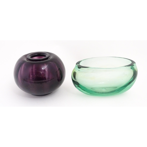 257 - A purple glass bowl in the manner of a tomato vase by W.J Rozendaal. Together with a green studio gl... 