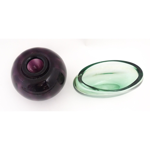 257 - A purple glass bowl in the manner of a tomato vase by W.J Rozendaal. Together with a green studio gl... 