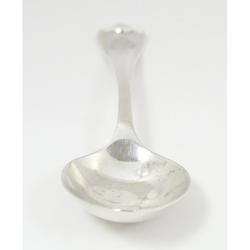 284 - A silver spoon hallmarked Sheffield 1914, maker Pearce & Sons. Approx. 6