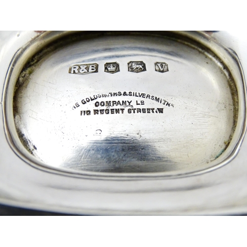 397 - A silver sauce boat hallmarked Sheffield 1938, maker Roberts & Belk Ltd. retailed by Goldsmiths & Si... 