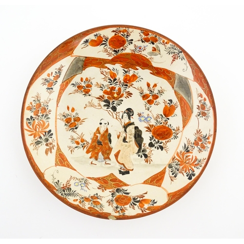 33 - A quantity of assorted Oriental items to include a Japanese plate decorated in the Kutani palette de... 