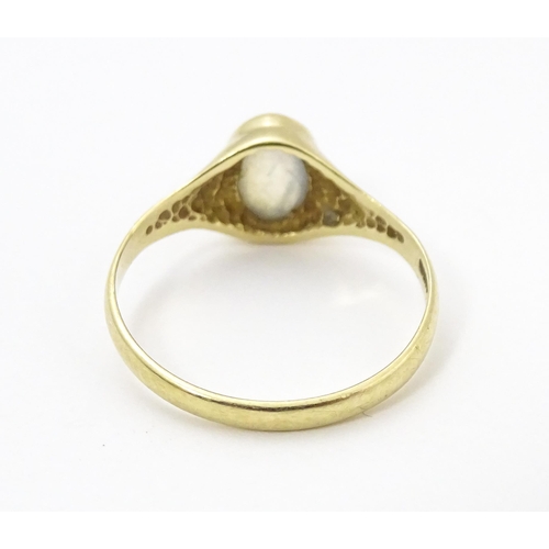 828 - A 9ct gold ring set with central moonstone. Ring size approx. M