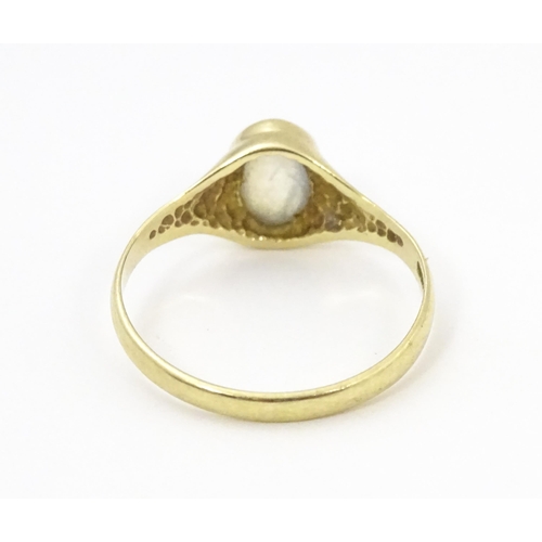 828 - A 9ct gold ring set with central moonstone. Ring size approx. M