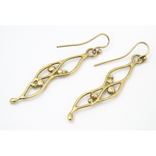 864 - Assorted earrings to include 9ct gold, yellow metal and gilt metal examples