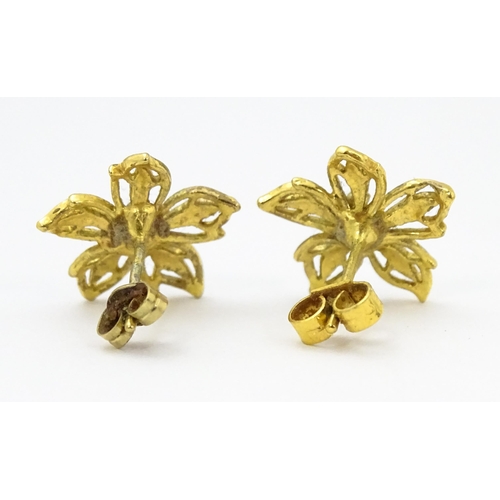 864 - Assorted earrings to include 9ct gold, yellow metal and gilt metal examples