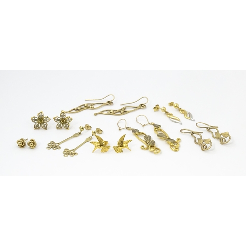 864 - Assorted earrings to include 9ct gold, yellow metal and gilt metal examples