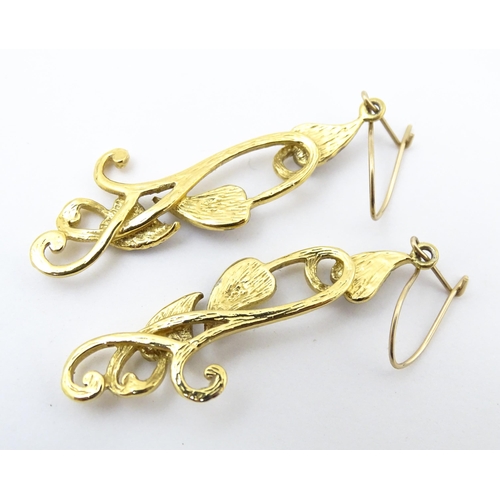 864 - Assorted earrings to include 9ct gold, yellow metal and gilt metal examples